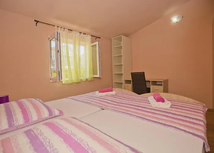 Apartmani Vini Хвар